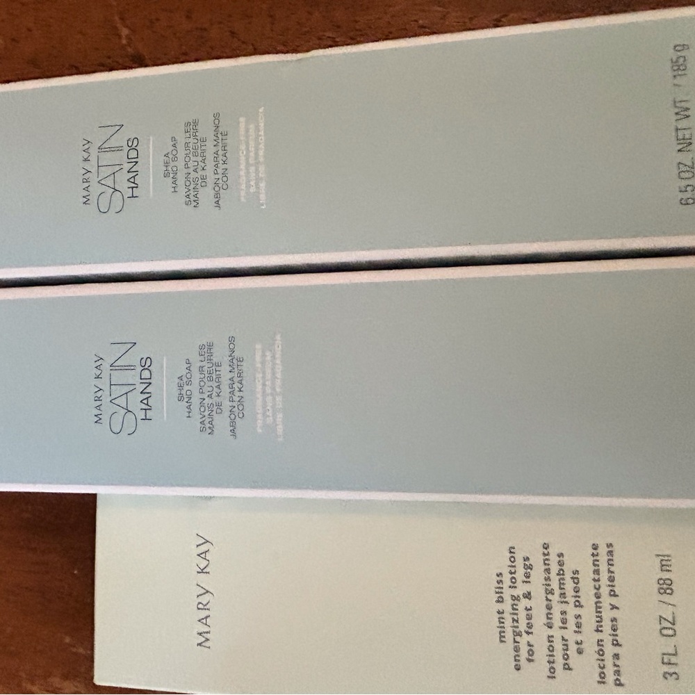 Mary Kay Satin Hands Pampering Set in Light Blue